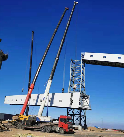 陜煤建設(shè)天工公司承建的大保當(dāng)清水煤炭集運站轉(zhuǎn)載點至落煤筒棧橋順利吊裝