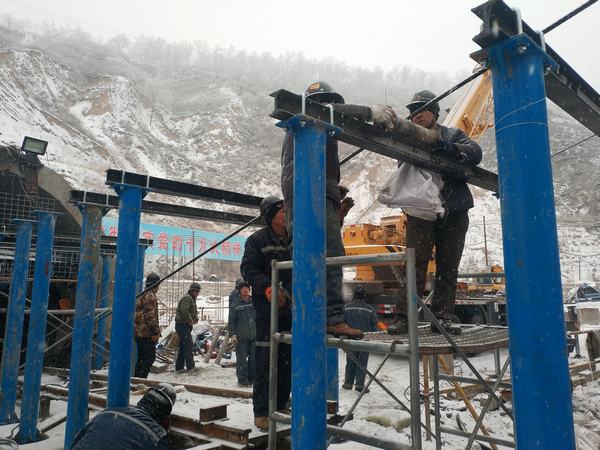 陜煤建設(shè)礦建二公司安裝項目部奏響風(fēng)雪“狂想曲”