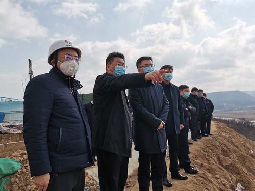 彬州市委書記鐘偉、副市長(zhǎng)馮永勝蒞臨銀西高鐵彬州東站前廣場(chǎng)項(xiàng)目現(xiàn)場(chǎng)檢查推進(jìn)復(fù)工工作