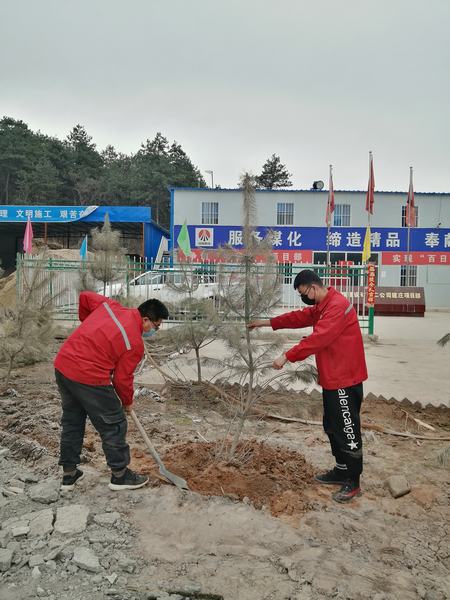 陜煤建設(shè)礦建二公司建莊項目部開展“植樹抗疫、青年先行”植樹活動