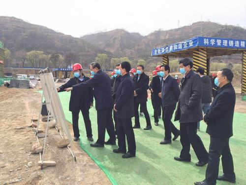 咸陽(yáng)市紀(jì)委書記實(shí)地督導(dǎo)游客接待中心項(xiàng)目工程疫情防控及復(fù)工復(fù)產(chǎn)工作