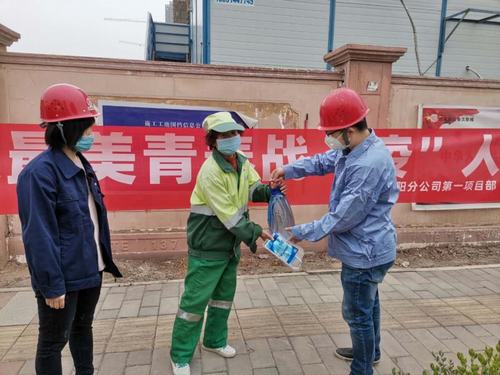 學(xué)雷鋒、展風采，爭做最美青年“戰(zhàn)疫人”