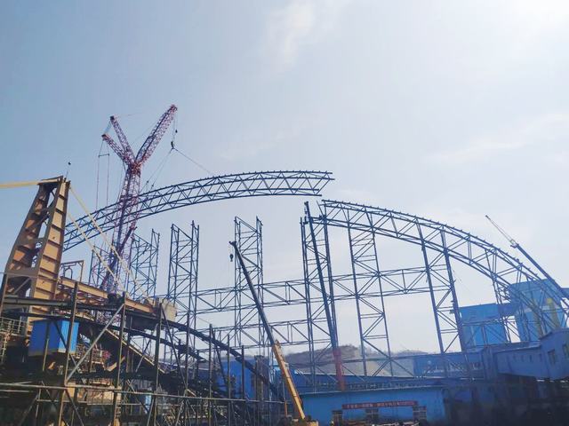陜煤建設(shè)洗選煤運營公司：清水川儲煤場封閉工程第一榀28軸A、B段管桁架吊裝完成