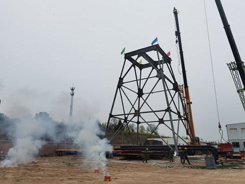 陜煤建設(shè)機電安裝公司承建的小莊礦白家宮進(jìn)風(fēng)立井井架吊裝完成