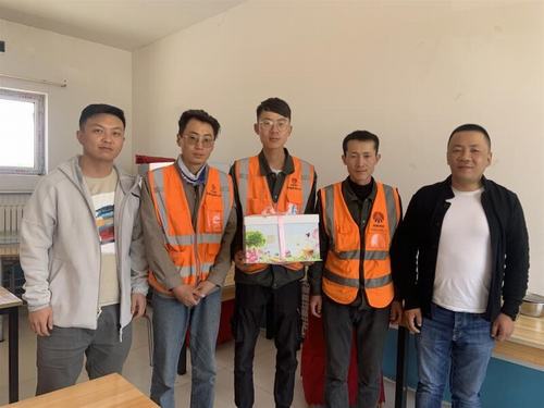 陜煤建設(shè)銅煤公司第十六項(xiàng)目部為職工舉辦“不負(fù)韶華時(shí)光，愛(ài)與責(zé)任同行”月度主題生日會(huì)