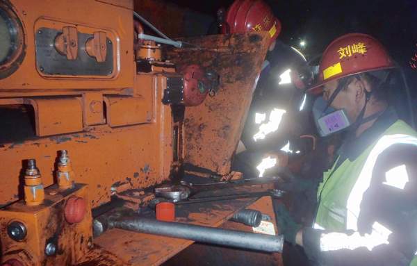 陜煤建設(shè)掘進(jìn)公司：設(shè)備維護(hù)火力全開 保障“一機(jī)雙巷”創(chuàng)紀(jì)錄