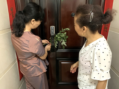 陜煤建設(shè)公司：龍灣水境小區(qū)物業(yè)開展“送艾草、迎端午”活動(dòng)