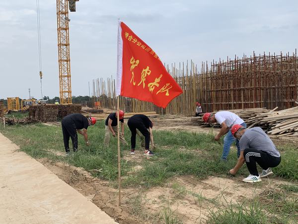 陜煤建設(shè)渭南分公司南京金龍項目黨支部讓“黨員突擊隊”旗幟在工地高高飄揚