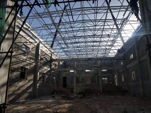 大佛寺煤礦木盤川風井黃泥灌漿站鋼結(jié)構(gòu)網(wǎng)架吊裝順利完成