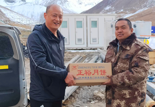 陜煤建設(shè)礦建三公司“雙節(jié)”來(lái)臨之際慰問(wèn)一線職工