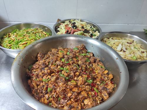 陜煤建設(shè)銅煤公司：高品質(zhì)飯菜讓職工食堂“火起來”