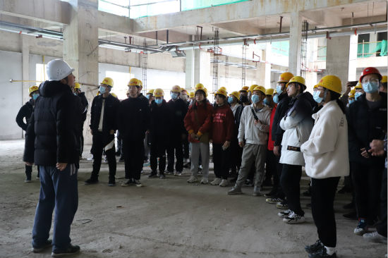 陜西理工大學(xué)百位師生走進(jìn)陜煤建設(shè)漢中分公司天漢坊工地參觀學(xué)習(xí)