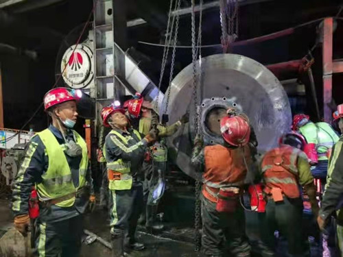 陜煤建設(shè)機電安裝公司小保當項目部順利更換大巷驅(qū)動滾筒