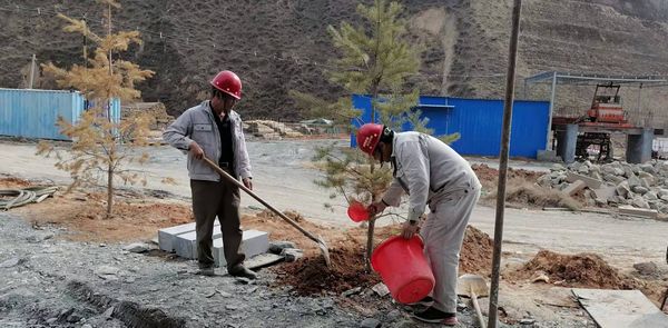 陜煤建設(shè)天工公司安裝三部開展“綠色施工、美化家園”義務(wù)植樹活動