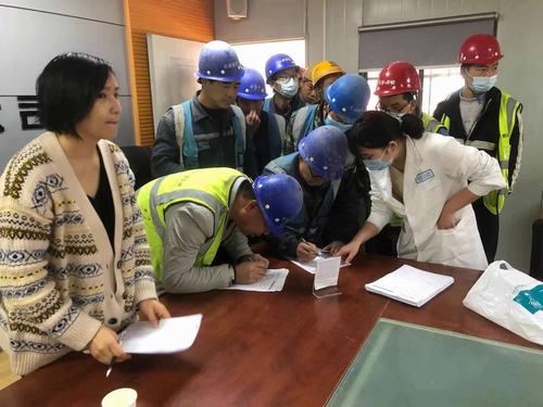 陜煤建設(shè)銅煤公司西安項(xiàng)目部組織現(xiàn)場勞務(wù)工人進(jìn)行健康體檢