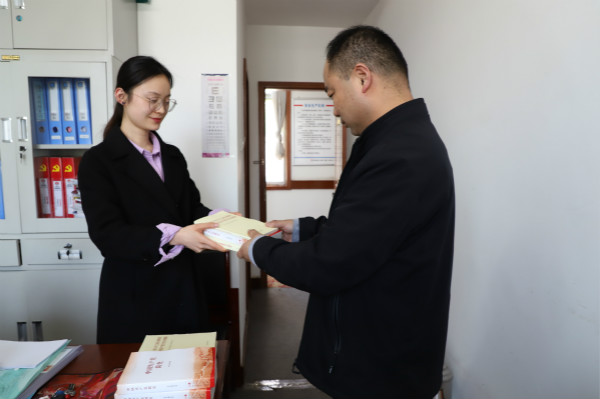 陜煤建設(shè)漢中分公司為黨員發(fā)放黨史書(shū)籍 夯實(shí)理論根基