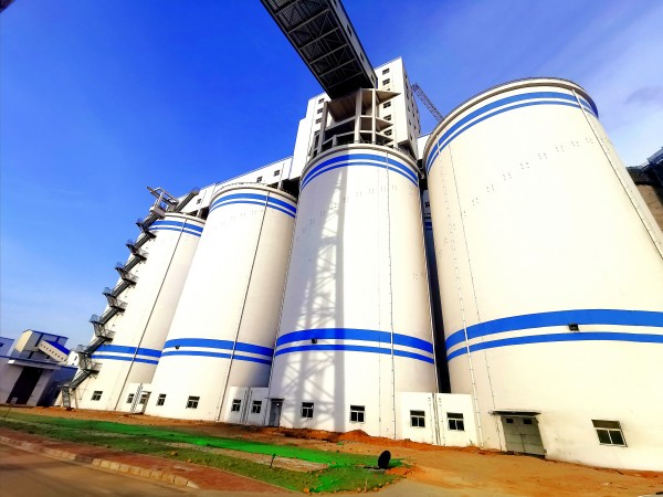 同舟共濟(jì)揚(yáng)帆起，乘風(fēng)破浪萬(wàn)里航