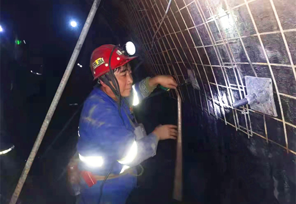 奉獻(xiàn)不言苦，追求無(wú)止境