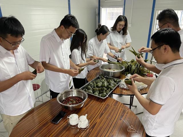 陜煤建設(shè)西北分公司開(kāi)展“品味端午，傳承文明”包粽子活動(dòng)