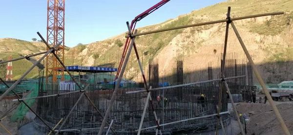 陜煤建設(shè)天工公司安裝三部精煤倉工程順利完成 大體積混凝土澆注