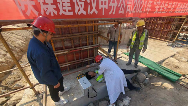 陜煤建設(shè)漢中分公司第十項(xiàng)目部認(rèn)真開(kāi)展事故警示教育暨應(yīng)急演練活動(dòng)