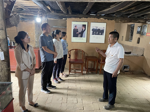 陜煤建設(shè)機電安裝公司走進紅色地下交通站舊址悟思想