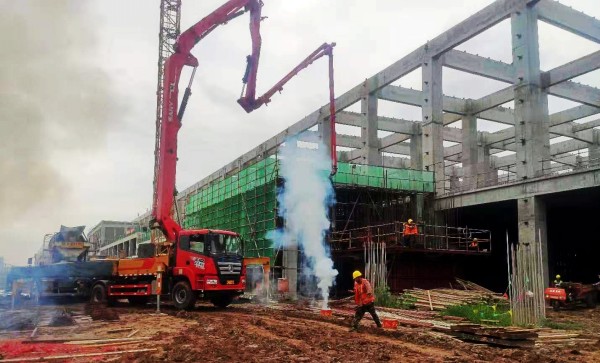 陜煤建設(shè)渭南分公司南京金龍純電動商用車建設(shè)項(xiàng)目首個超危大整體鋼平臺液壓提模工程施工順利開工