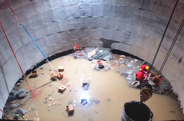 陜煤建設(shè)礦建三公司天山勝利隧道2號(hào)通風(fēng)豎井打響項(xiàng)目建設(shè)“第一炮”