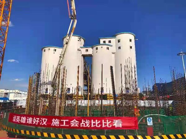 陜煤建設(shè)銅煤公司第二十一項(xiàng)目部施工的新增汽車(chē)裝車(chē)倉(cāng)滑模施工正式拉開(kāi)序幕