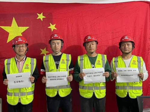 我和國(guó)旗合個(gè)影，曬出濃濃愛國(guó)情！