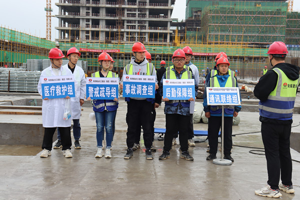 陜煤建設(shè)咸陽(yáng)分公司灃西新城第五學(xué)校項(xiàng)目組織開展防高墜專項(xiàng)應(yīng)急演練