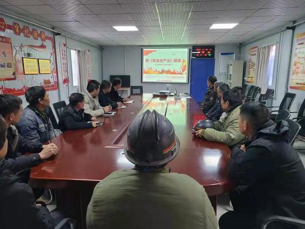 陜煤建設(shè)礦建二公司車村項(xiàng)目部安全講堂助推班組建設(shè)