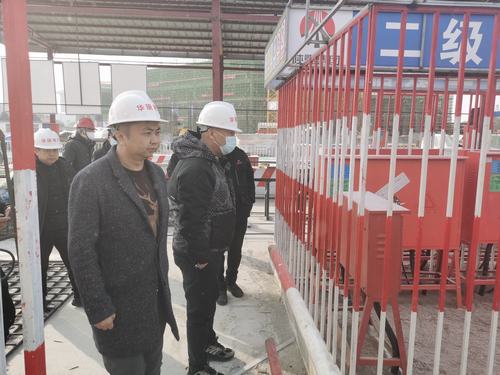 張掖市經(jīng)開區(qū)住建局、質(zhì)檢站領(lǐng)導(dǎo)蒞臨張掖潤泉瑞苑項目部檢查指導(dǎo)工作