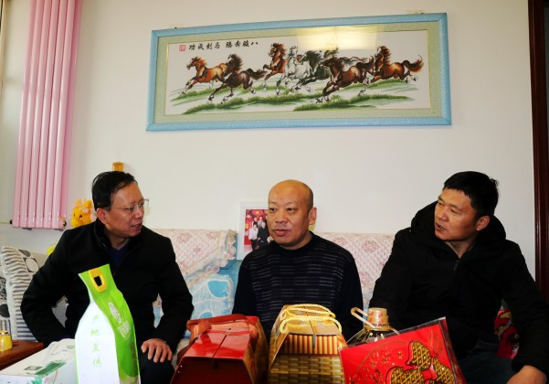 陜煤建設澄合分公司黨政領導春節(jié)前夕慰問困難職工