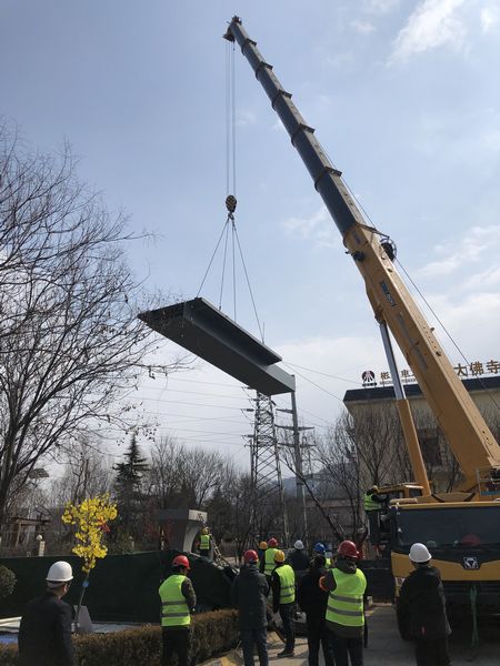 陜西彬長大佛寺煤礦人行天橋工程鋼箱梁橋體順利完成吊裝合攏