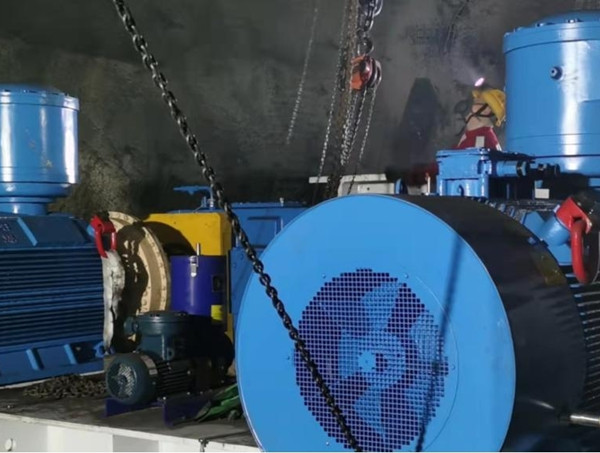 陜煤建設(shè)機(jī)電安裝公司順利完成曹家灘礦井122110主運(yùn)順槽機(jī)頭破碎機(jī)安裝工程