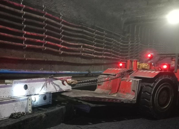 陜煤建設(shè)機(jī)電安裝公司順利完成曹家灘122108帶式輸送機(jī)拆除、回撤工程