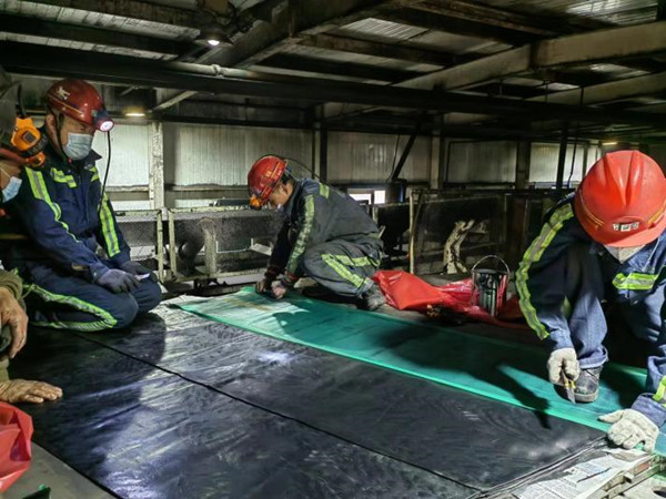 陜煤建設(shè)機(jī)電安裝公司小保當(dāng)項(xiàng)目部18小時(shí)完成膠帶搶險(xiǎn)任務(wù)