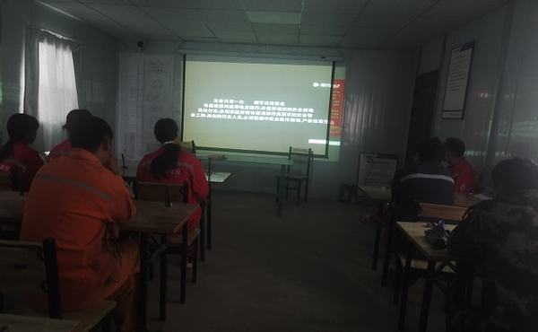 陜煤建設(shè)礦建二公司第三項目部安全“微觀影”走進(jìn)班前會