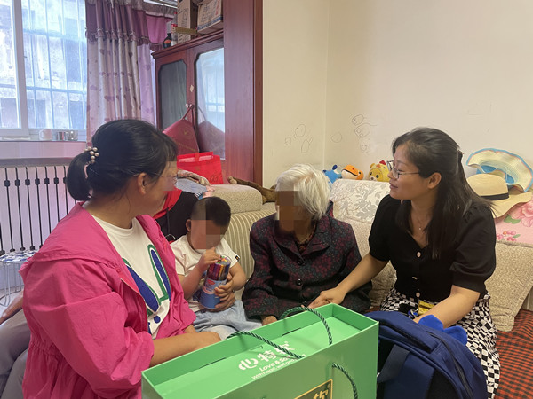 慰問(wèn)留守兒童 真情灑滿人間