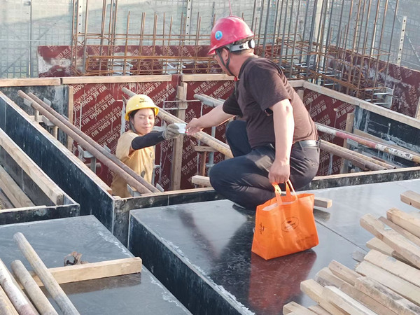 陜煤建設(shè)澄合分公司第十一項目部為奮斗在一線的工人送清涼