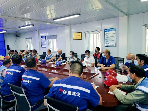 陜煤建設澄合分公司第十一項目部農(nóng)民工夜?！俺潆姟睘轫椖刻豳|“蓄能”