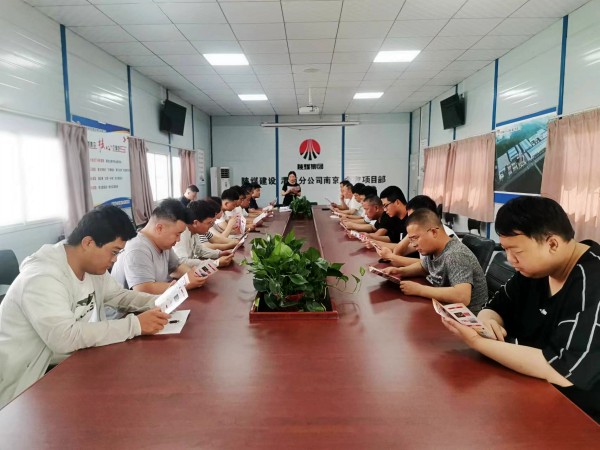 陜煤建設(shè)渭南分公司南京金龍項(xiàng)目部與渭南產(chǎn)投公司聯(lián)合開展“安全宣講進(jìn)一線”活動(dòng)