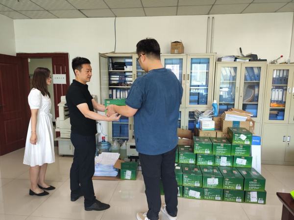 炎炎夏日送清涼，濃濃關(guān)愛沁人心