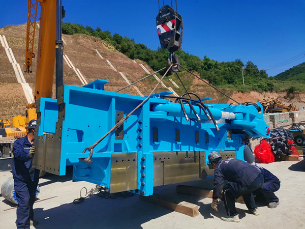 陜煤建設(shè)礦建三公司崔木項目部首臺綜掘機順利入井運行