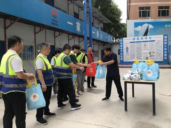 陜煤建設(shè)韓城分公司開(kāi)展“送清涼進(jìn)一線，為職工辦實(shí)事”活動(dòng)