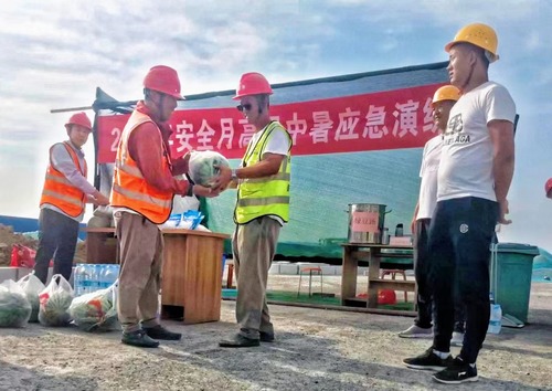 陜煤建設(shè)路橋分公司渭南項(xiàng)目部開(kāi)展“高溫中暑”應(yīng)急演練及“送清涼”活動(dòng)