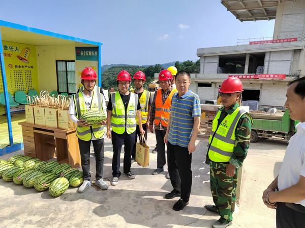 陜西王石凹煤礦工業(yè)旅游開發(fā)有限公司深入王石凹游客服務中心項目開展“送清涼”活動