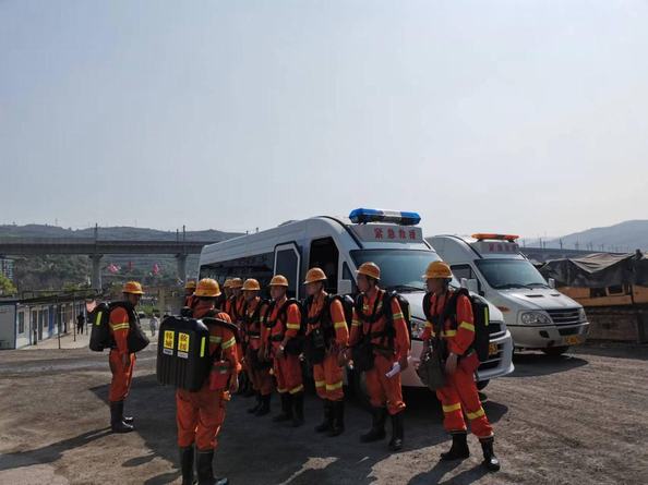 陜煤建設(shè)礦建二公司第二項(xiàng)目部開展火災(zāi)事故應(yīng)急救援演練