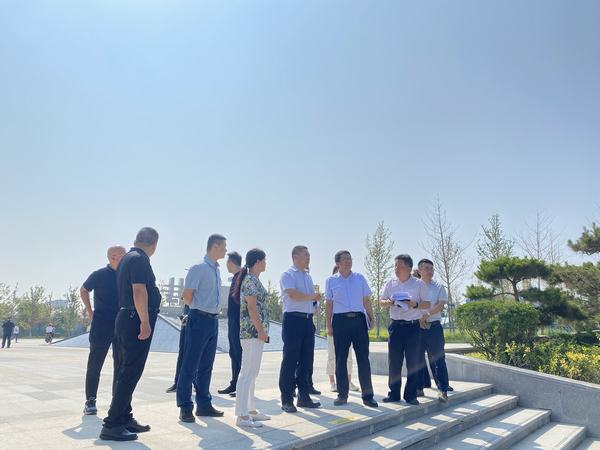 空港新城管委會領導調(diào)研組蒞臨空港城市中心公園指導工作